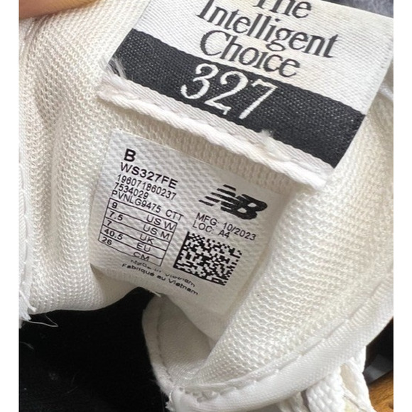 New Balance 327 Shoes Sneakers - Sea Salt White Black MS327FE Size 9B W / 7.5 M - Picture 9 of 9